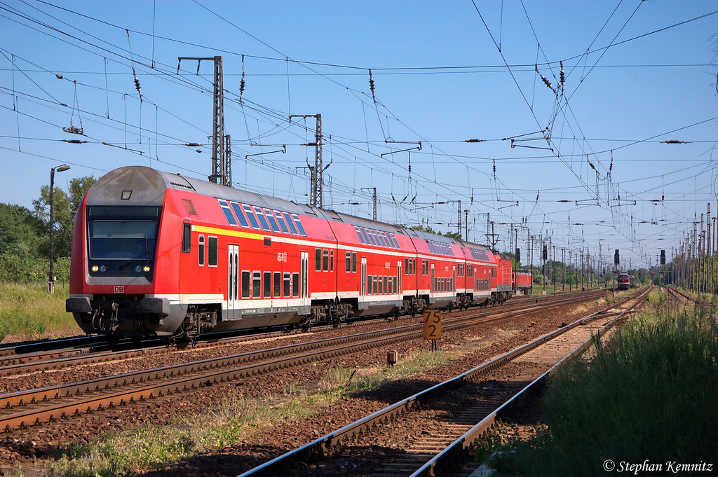 In Priort f�hrt gerade die RB21 (RB 18689) von Wustermark nach Potsdam Hbf ein und geschoben hatte die 143 556-9. Weiter hinten im Bild sieht man die 231 012-6 mit dem Dampfsonderzug  Potsdam – Historische Schl�sserrundfahrt . Wegen Waldbrandstufe 4 in Land Brandenburg durfte die 52 8177-9 nicht genutzt werden. Die 119 158-4 konnte auch wegen Getriebeschaden nicht genutzt werden und so sprang die 231 012-6 ein damit die Fahrten stand finden konnten. 26.05.2012