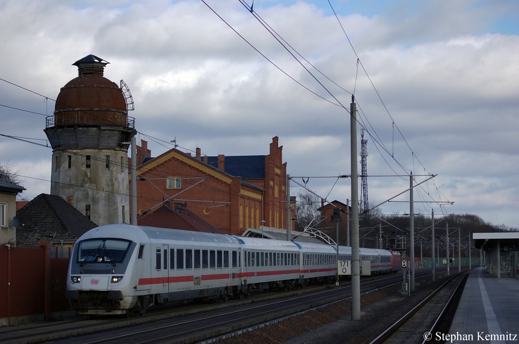 In Rathenow durch f�hrt der IC 1917 nach K�ln den Bahnhof. Geschoben wird er von 101 057-8. 11.02.2011