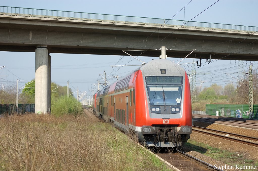 In Wustermark verl�sst die 112 189 mit ihrer nicht �blichen 3 Dostos Garnitur den Bahnhof Wustermark. 19.04.2011