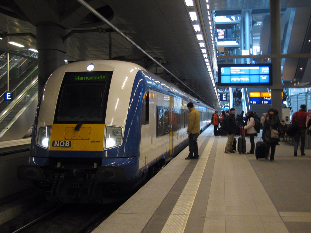 InterConnex nach Warnem�nde am 24.01.2010 in Berlin Hbf. (tief). Geschoben von 146 522-8 vielleicht sind man sie bald �fter in Berlin, die Privaten im FV.