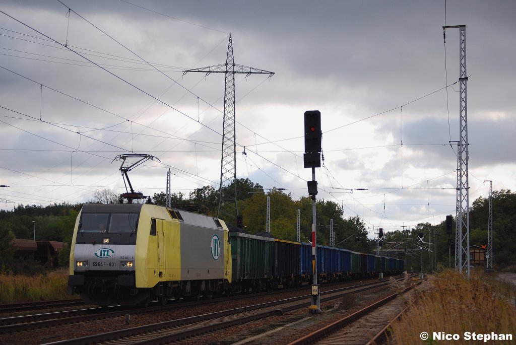 ITL 152 901-5 war mit einem randvollen Anthrazit-Kohlezug unterwegs,als sie durch Satzkorn donnerte (08.10.09)
