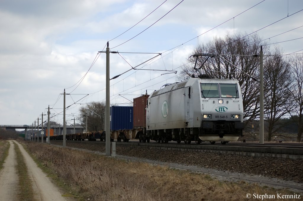 ITL 185 548-5 mit Containerzug zwischen Gro�wudicke und Rathenow in Richtung Stendal unterwegs. Netten Gru� zur�ck! 28.03.2011