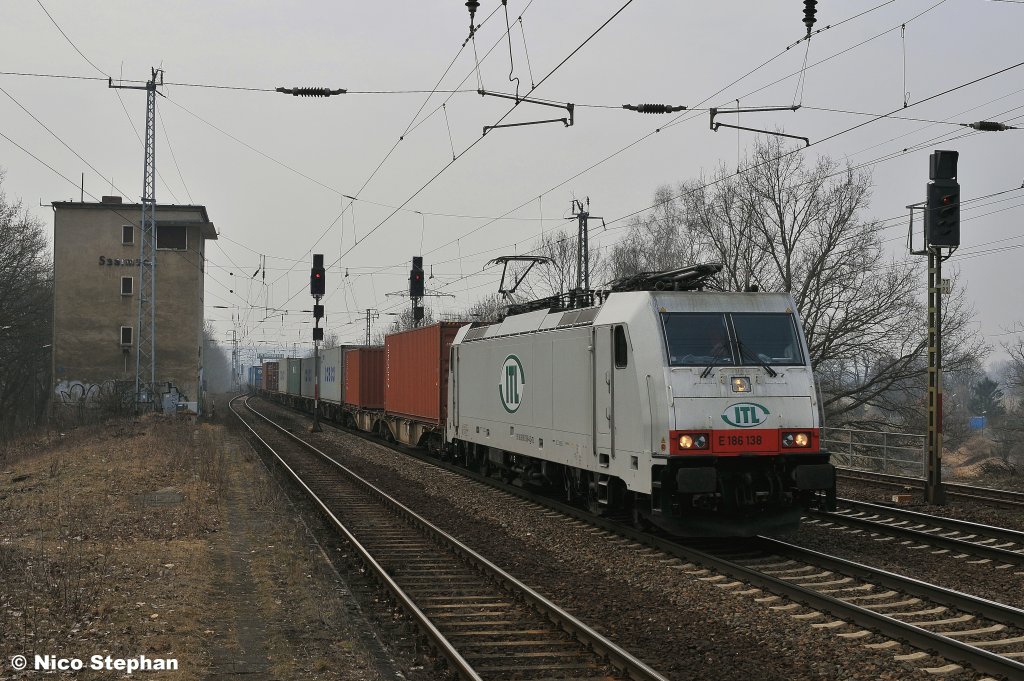 ITL 186 138-4 war seit langem mal wieder am BAR mit einem Containerzug unterwegs,Saarmund (15.03.11)