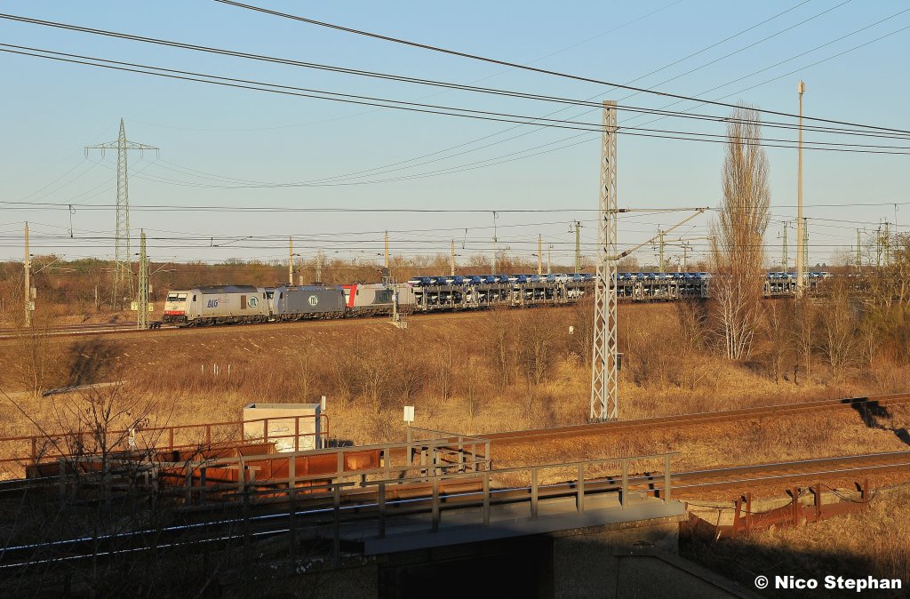 ITL-Trio bestehend aus 285 108-7,185 548-5 & 185 649-1 mit einem vollen Autozug nach Westdeutschland durchf�hrt das Kreuz von Wustermark (06.03.11)