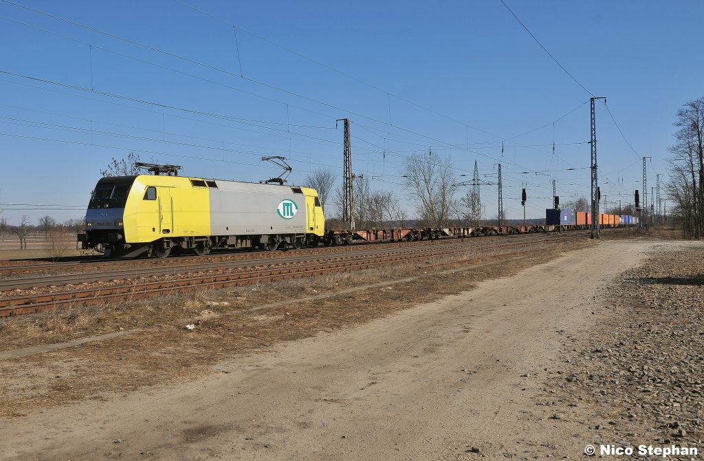ITL zum III: ES 64 F-902 mit einem weiteren Containerzug in der Gegenrichtung und durchf�hrt soeben Saarmund (08.03.11)