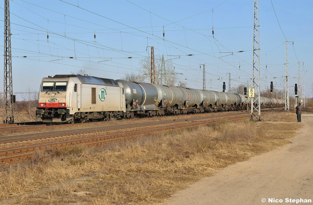 ITL zum IIII: 285 109-5 mit einem weiteren Kesselzug,hier in Saarmund (08.03.11)