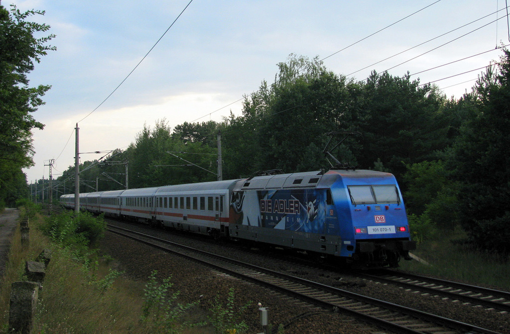 Jetzt habe ich sie nochmal besser erwischt, die 101 070-1  Adler Mannheim  kam zum zweiten mal innerhalb von 3 Tagen auf die 202 nach Bestensee hier am 12.08.2009.