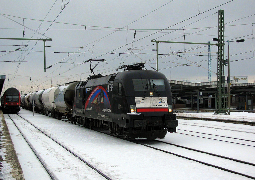 Kaum am 04.02.2010 aus der Regionalbahn (links) gestolpert, kam schon eine Lok, die ich schon ewig mal fotografieren wollte. EGP ES 64 US - 002 der EGP!Sie fuhr nach dem Personalwechsel weiter Richtung Sch�nefeld. Unterwegs war der Zug von Berlin Greifswalderstr. in Richtung Westdeutschland.