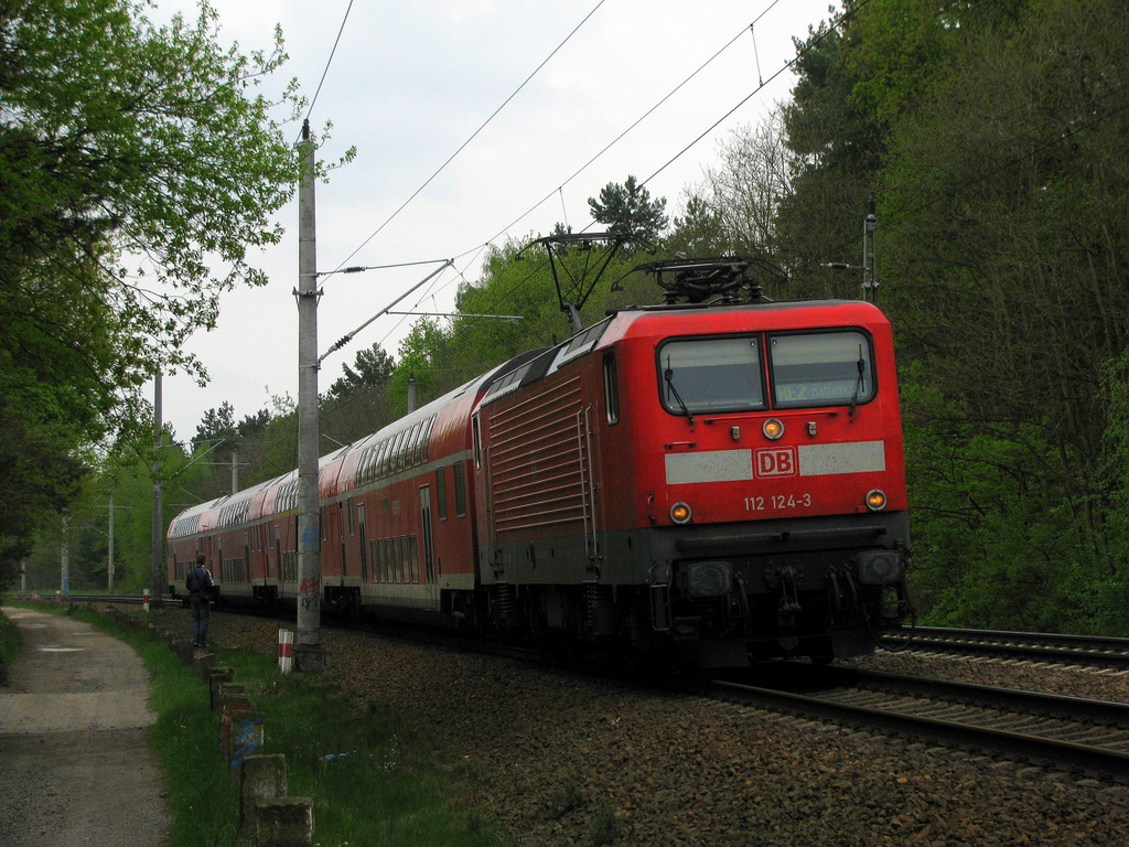 Klein Hannes und die Gro�e 112: 112 124-3 durcheilt Bestensees S�den am 01.05.2010 Richtung Rathenow.