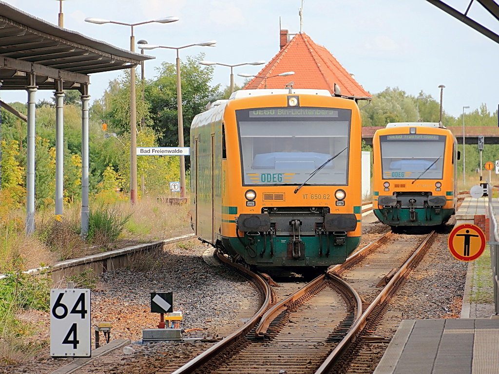 Kreuzung der Regionalbahnen der ODEG der Linie 60, VT 650.62 als OE 79314 nach Berlin Lichtenberg und VT 650.70 als OE 79317 nach Frankfurt Oder in Bad Freienwalde am 12. September 2012. 