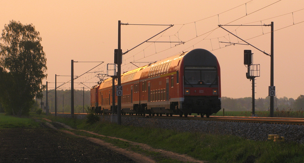 Kurz darauf schob dann 114 016 ihren morgendlichen RE 1 Verst�rker nach Brandenburg Hbf. 29.04.2011
