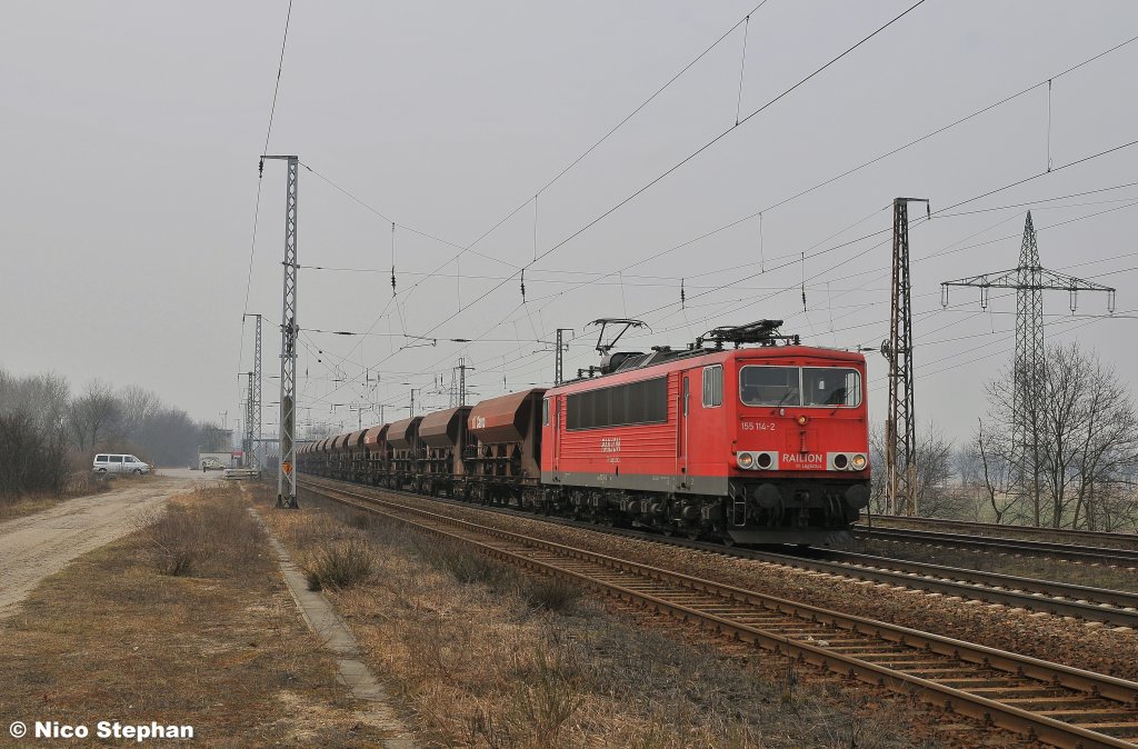 Laut war es,als 155 114-2 mit einem Sch�ttgutzug durch Saarmund rollte (15.03.11)