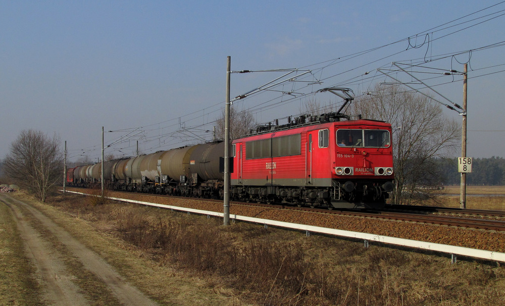 Leider ein wenig zu fr�h den Ausl�ser bet�tigt aber naja. 155 104-3 kommt mit einem langen Kesselzug nach Cottbus gegen 11:08 Uhr durch Tornitz gefahren. 03.03.2011