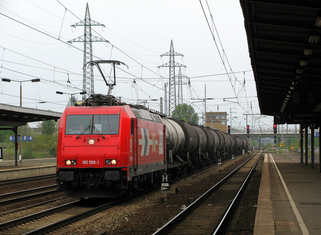 Leider war am 9.Mai 2010 ein Sonderzug, der eigentlich fotografiert werden sollte schon durch, aber ich kam noch zu ein paar G�terzug Sichtungen. Hier f�hrt 185 588-1 mit einem Kesselzug in Sch�nefeld ein und muss kurz halten.