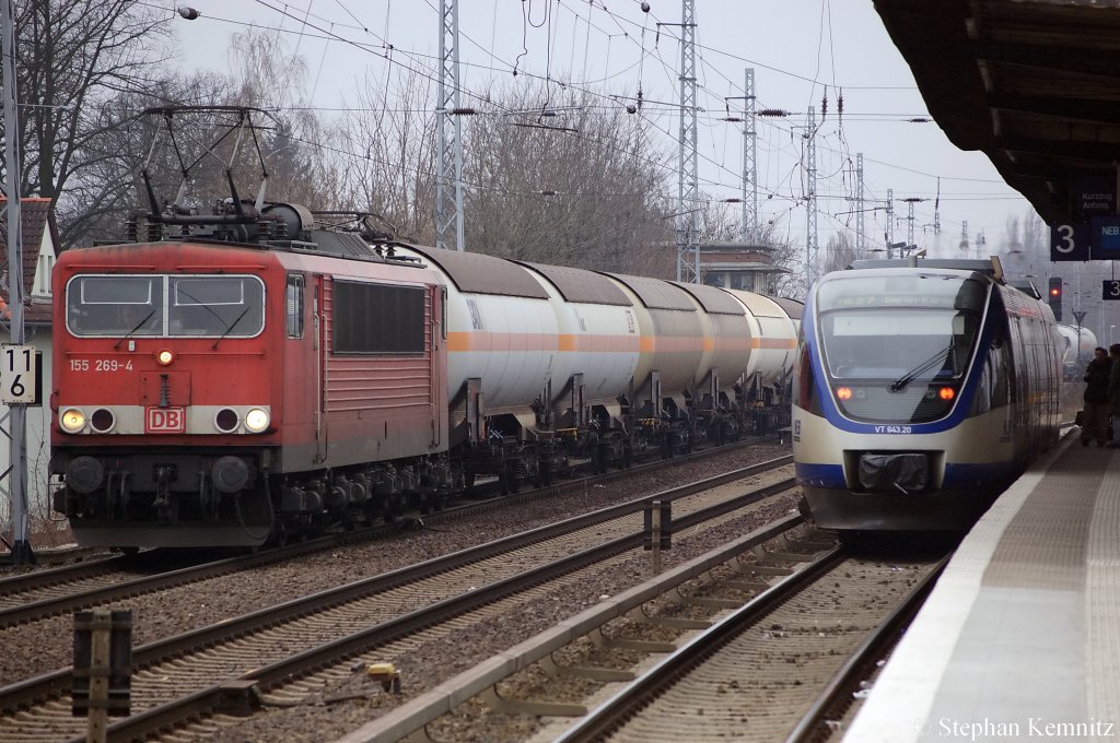 Links die 155 269-4 mit einem Kesselzug der bef�llt ist mit 
 Propen  und  Kohlenwasserstoffgas, Propan-Butan Gemische, verfl�ssigt  in Richtung Bernau unterwegs und links die VT 643.20 von der Niederbarnimer Eisenbahn als NE27 (NEB78914) nach Klosterfelde in Berlin-Karow. 17.02.2011