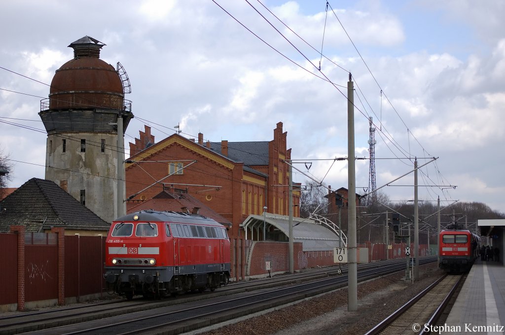 Links die 218 455-4 als Lz in Richtung Stendal unterwegs und rechts die 112 122 mit dem RE2 (RE 37411) nach K�nigs Wusterhausen in Rathenow. 11.03.2011