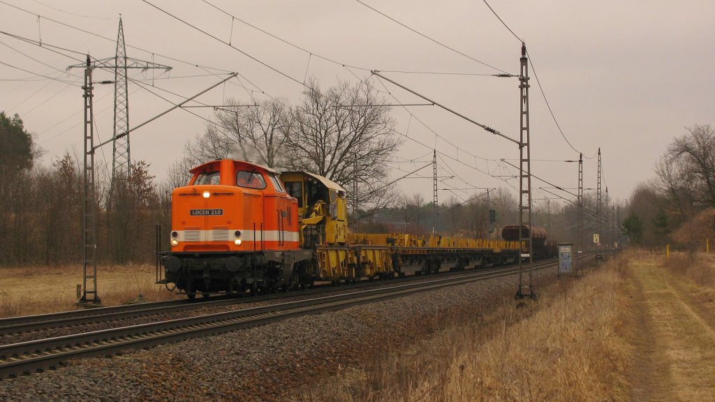 Locon 201 (212 275-2) mit einem Bauzug Richtung Saarmund, Viele Gr��e und Danke f�r den lieben Pfiff! 05.03.2011