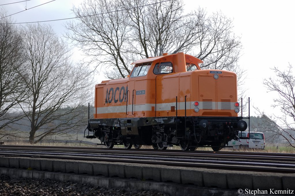 LOCON 208 (212 357-8) ist noch ganz frisch bei LOCON (30.03.2011) und ist hier zwischen Gro�wudicke und Rathenow unterwegs und fuhr in Richtung Rathenow weiter. 02.04.2011