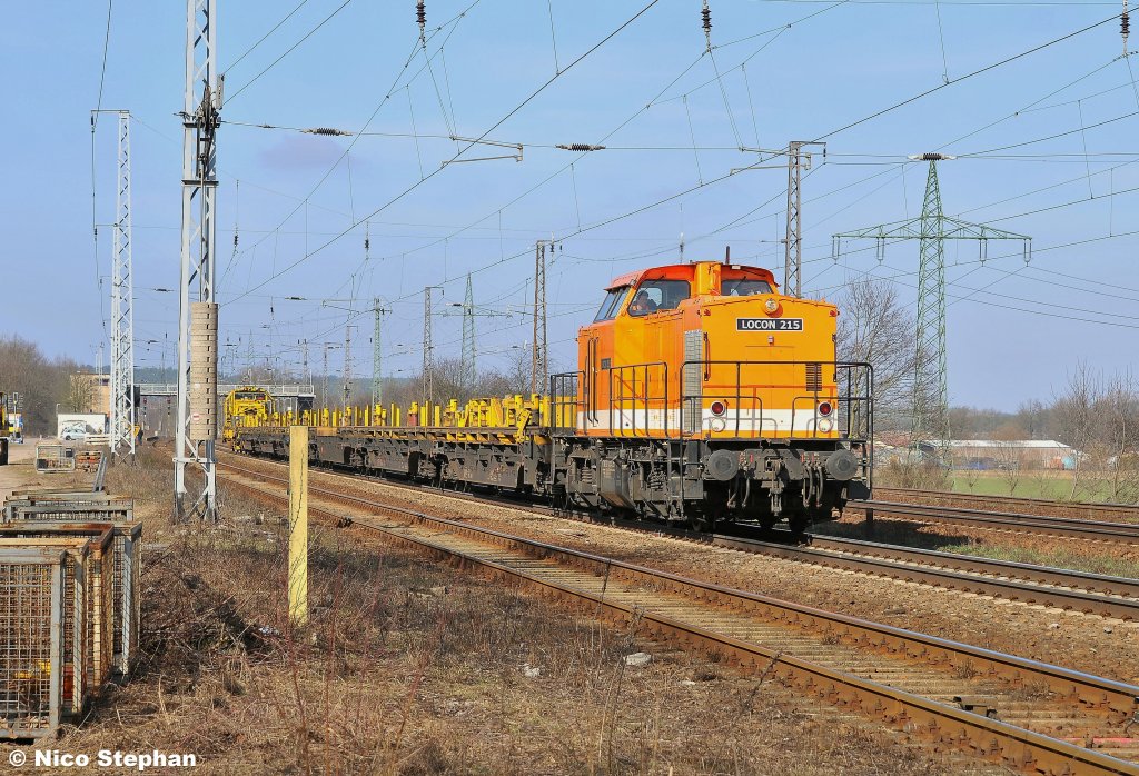 Locon 215 war mit einem Bauzug auf dem Weg zur Baustelle zwischen Saarmund und Genshagener Heide gelegen (23.03.11)