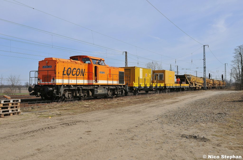 Locon 216 kam mit einem langen Bauzug aus der Baustelle gefahren,Saarmund (23.03.11)
