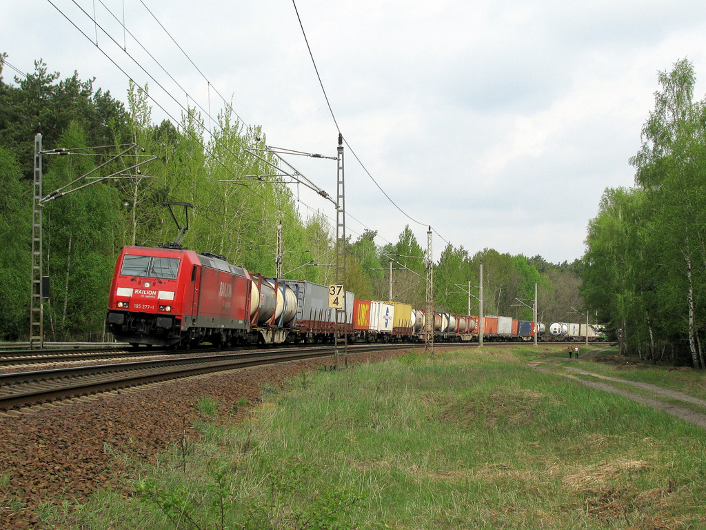 Mal etwas Sonne gab es bei 185 277-1 und ihren Containern Richtung L�bbenau. 01.05.2010