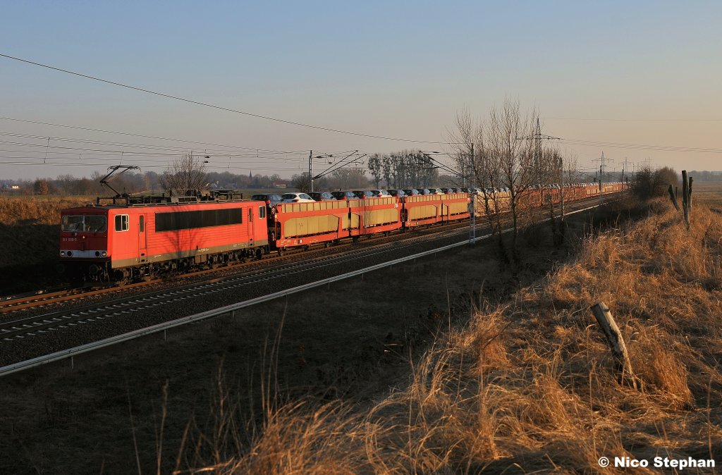 Mal was aus der Gegenrichtung,155 099-5 mit einem vollen Autozug,im abendlichen Sonnenlicht am B� 72 unweit von Priort (02.03.11)