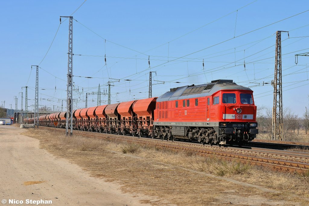 Mal wieder eine Ludmilla,hier die 233 321-9 mit einem Schotterzug gen Nudow unterwegs,Saarmund (08.03.11)