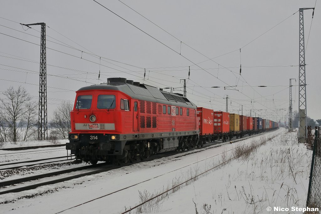 MEG 314 alias 232 239-4 brachte einen Containerzug nach Seddin,hier brummt sie durch Saarmund (04.01.11)