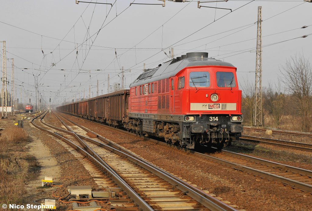 MEG 314 r�hrt mit einem Rolldachwagenzug durch den fasst leeren Bahnhof von Priort (15.02.11)