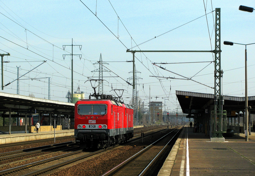 MEG 601 (= 143 179-0) und MEG 605 (= 143 344-0) fahren am 08.04.2010 allein durch den Bahnhof Berlin Sch�nefeld Flughafen Richtung Gr�nauer Kreuz.
