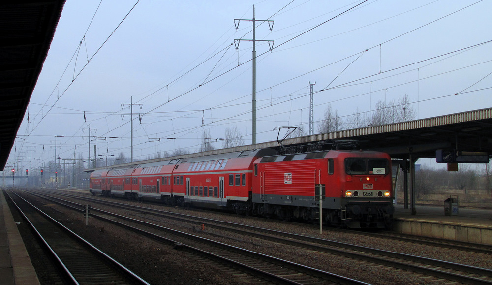 MEG 603 (143 851-4) steht in Berlin Sch�nefeld Flughafen mit der RB 14 bereit und wird gleich nach Nauen fahren. 05.03.2011 