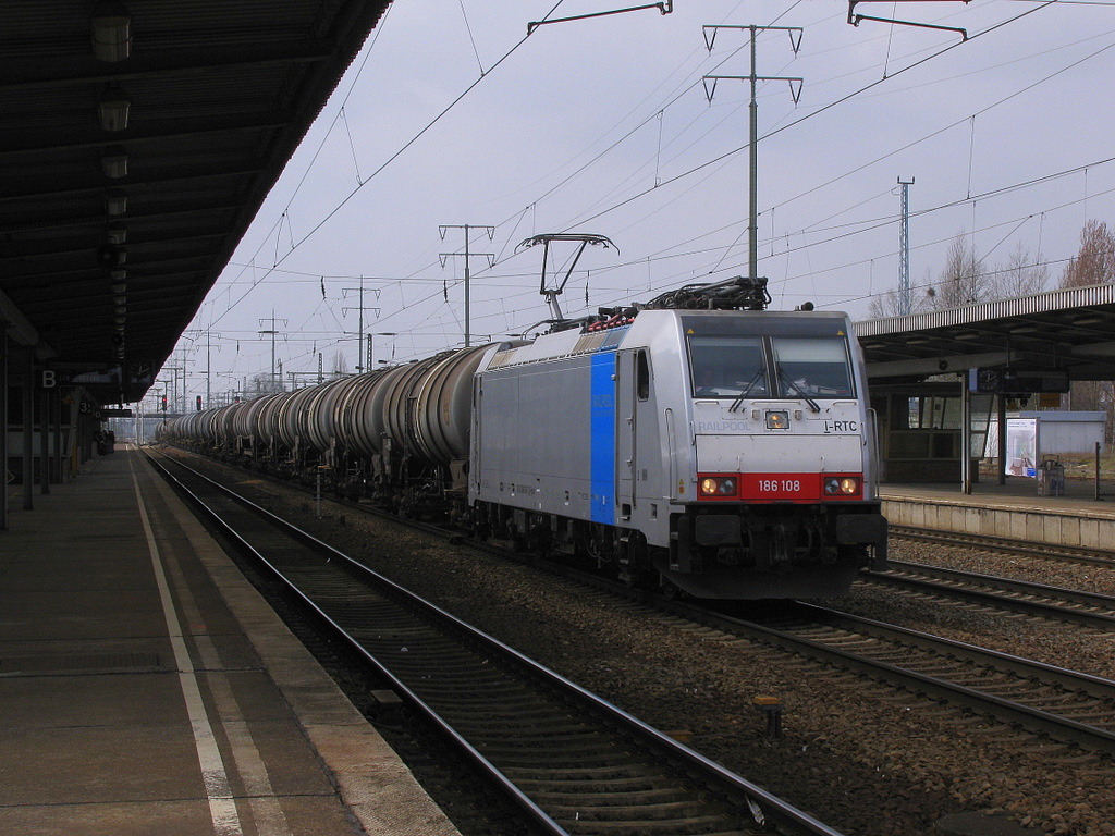 Mein zweites Railpool Maschinchen erst (und wieder f�r die Rurtalbahn) ! 186 108 f�r die Rurtalbahn mit einem Kesselzug in Richtung Gr�nauer Kreuz durch Berlin Sch�nefeld Flughafen. 02.04.2011