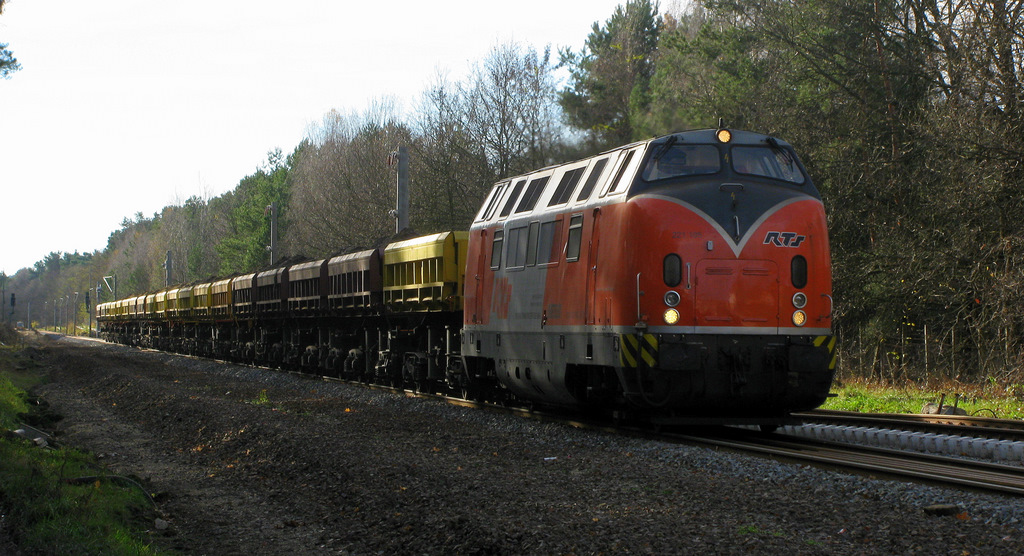 Mit 221 105 der RTS schaffte es am 14.11. die erste ehemalige Bundesbahn-Lok auf die Baustelle.