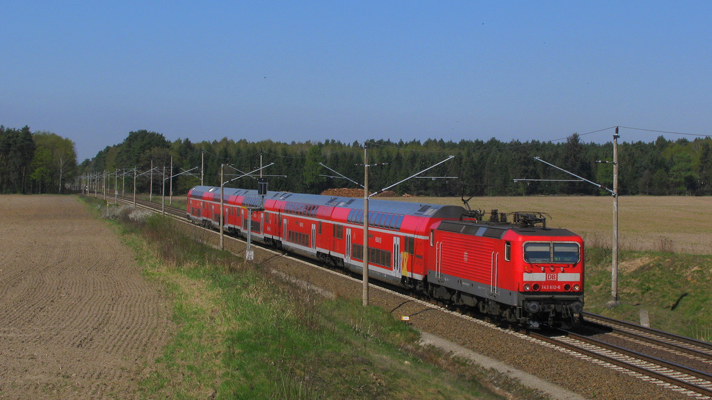 Mit ein wenig Versp�tung aufgrund einer niedrigeren H�chstgeschwindigkeit kam 143 812-6 mit ihrem RE 1 nach Frankfurt(Oder) am 20.04.2011 an uns vorbei gerast.