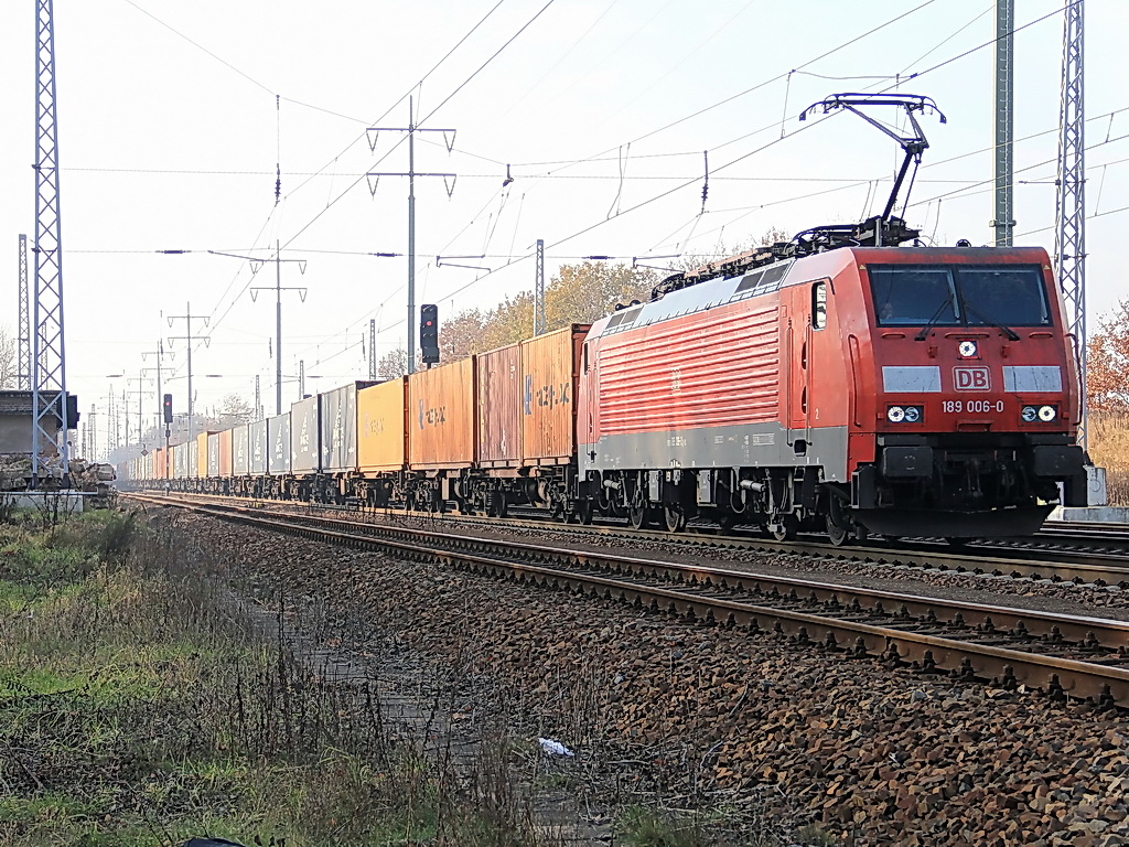 Mit einem Containerzug durchf�hrt am 22. November 2011 189 006-0  den dem s�dlichen Berliner Au�enring in Diedersdorf