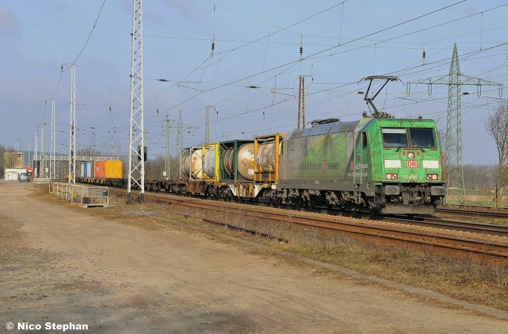 Mit einem d�rftig ausgelasteten Containerzug war die Audi-Werbelok 185 389-4 unterwegs,Saarmund (23.03.11)