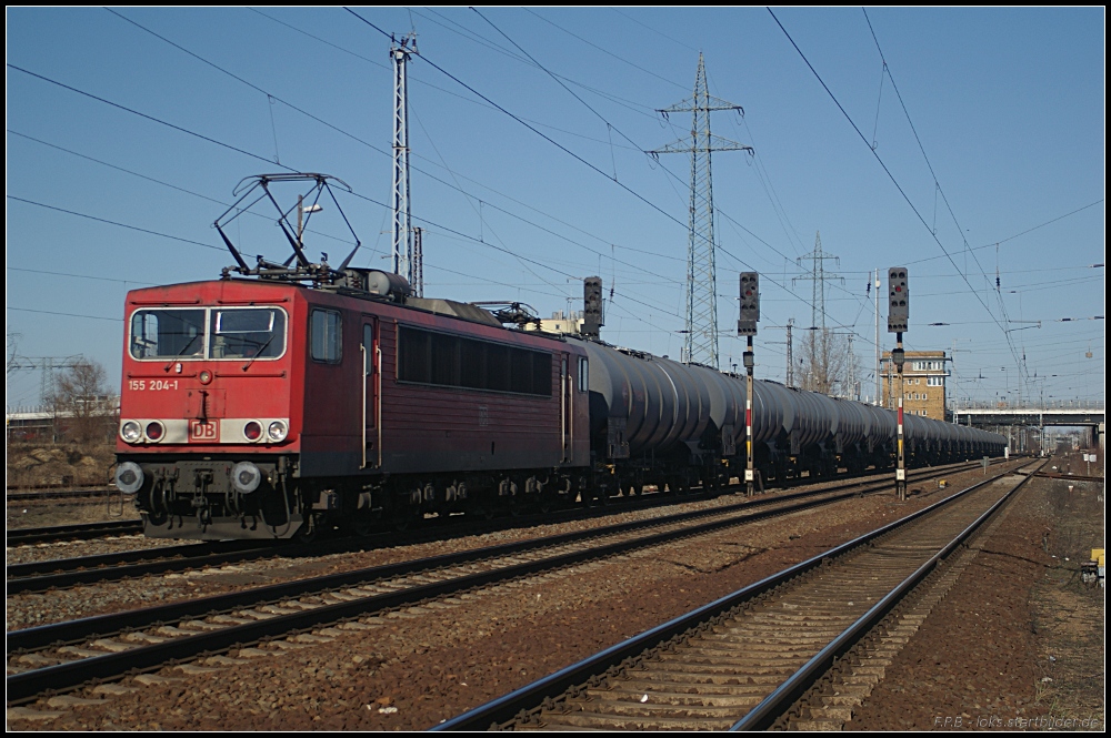 Mit einem Ganzzug Kesselwagen von emewa ist DB 155 204-1 nach S�den unterwegs. Einige Wagen hatten Reparaturzettel (gesehen Berlin Sch�nefeld Flughafen 19.03.2011)