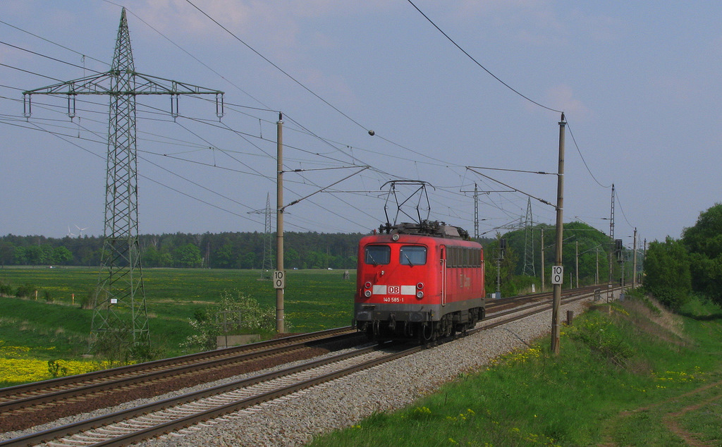 Mit einem sehr sch�nen Pfiff gr��te uns 140 585-1 und konnte dann im Nachschuss fotografiert werden. Unterwegs war sie in Richtung Genshagener Heide – Viele Gr��e !