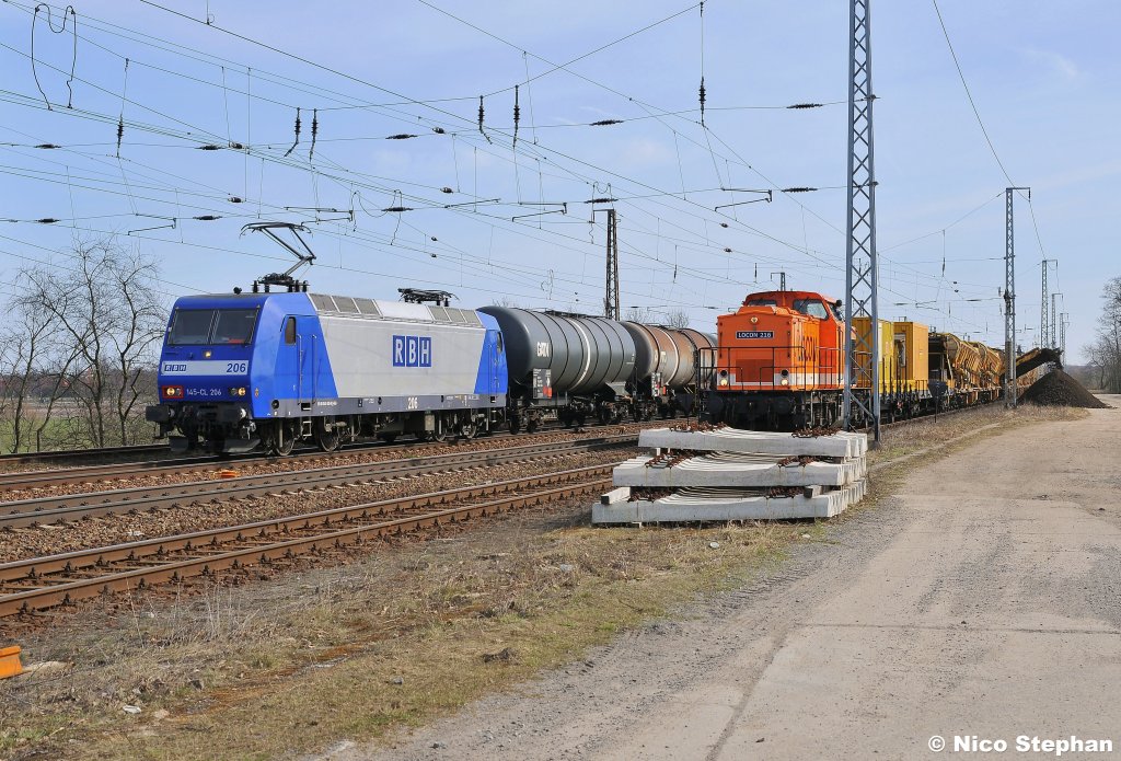 Mit ihrem Kesselzug begegnete RBH 206 der Locon 216 und ihrem Bauzug im Bahnhof von Saarmund (23.03.11)
