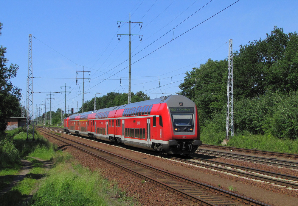 Mit Steuerwagen voraus fuhr der RE2-Umleiter (Berlin Hbf(tief) -> Cottbus) durch Diedersdorf. 02.06.2011

