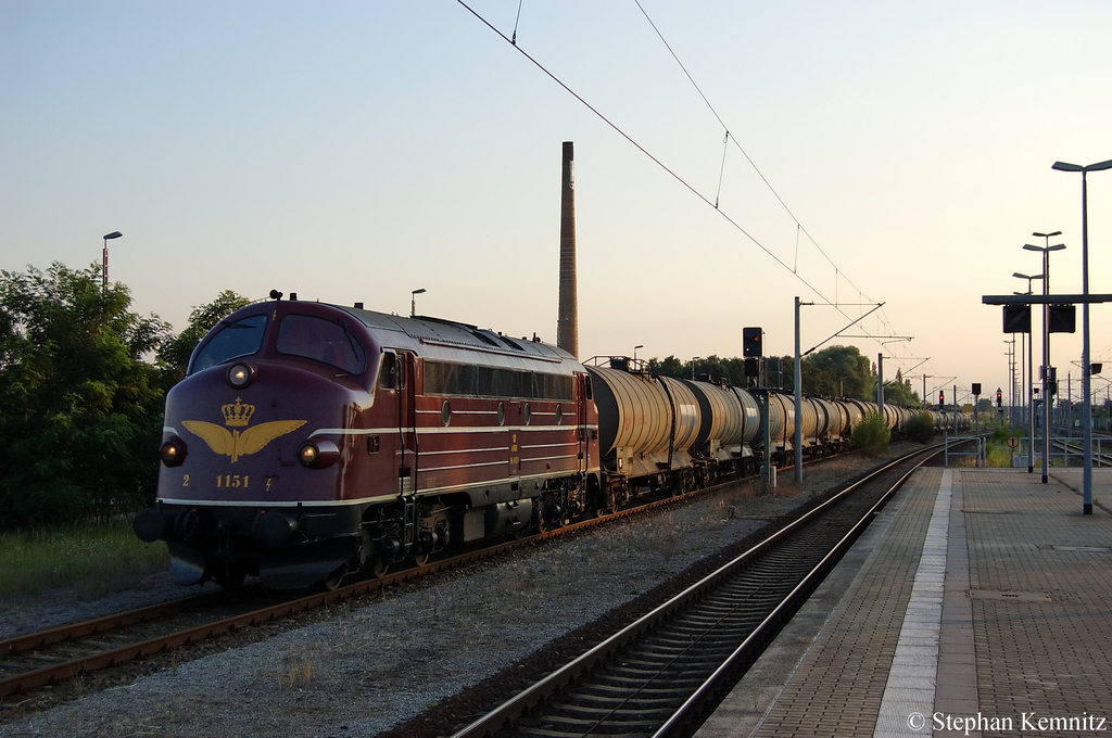 My 1151 (227 009-8) Altmark-Rail momentan im Dienst f�r die Erfurter Bahnservice GmbH mit einem Kesselzug in Rathenow. Sie kam aus Richtung Stendal und musste in Rathenow umsetzen und nachdem der OLA Triebwagen aus Brandenburg an gekommen ist, setze sie ihre fahre in Richtung Premnitz weiter. 26.07.2011