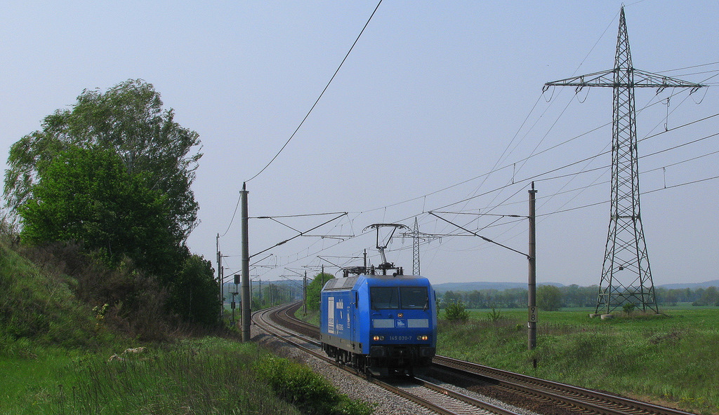 Nach einer Autofahrt quer durch Potsdam ging es nach Nudow, wo der Tag z�h startete. Als erstes kam dann nach einer weile die 145 030-7 der PRESS solo Richtung Genshagener Heide – Viele Gr��e zur�ck ! 29.04.2011
