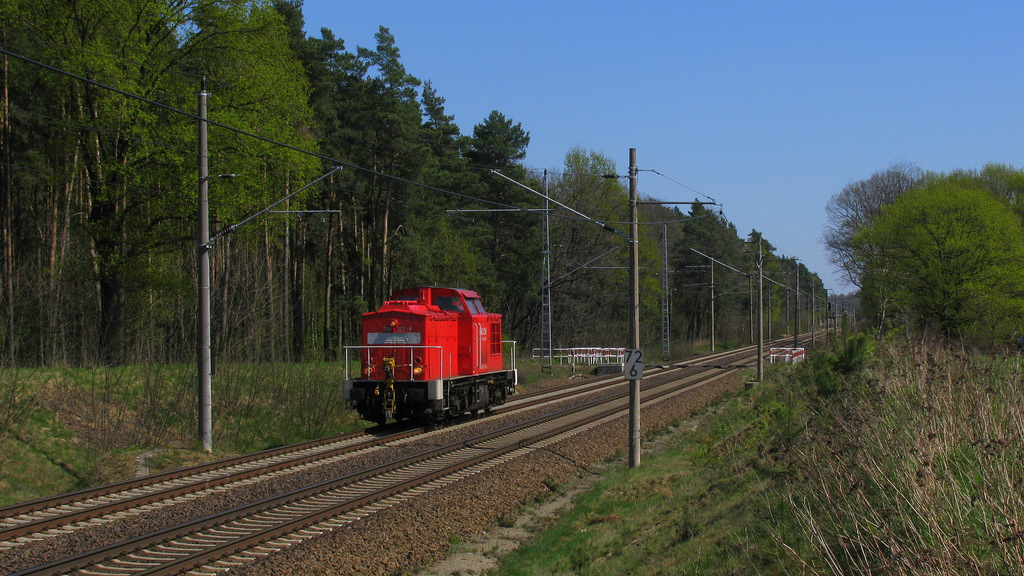Nach dem eintreffe eines weiteren Fotografens kam dann 298 327-8 Lz von Frankfurt(Oder) Richtung Berlin durch. 20.04.2011