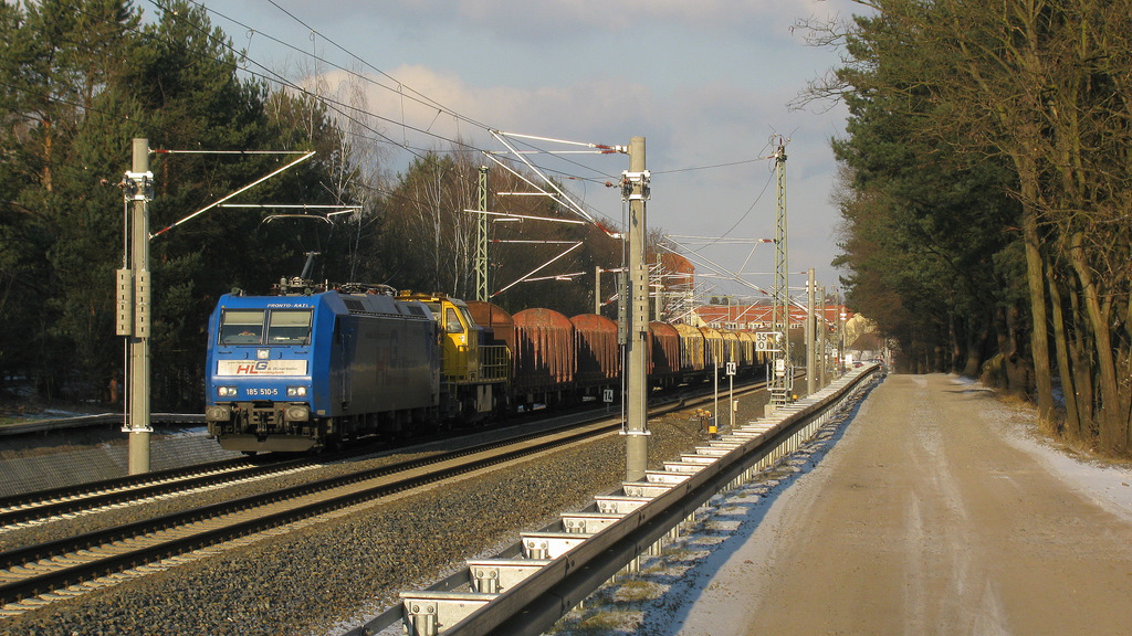 Nach einem Anruf ging ich in Bestensee nochmal an die Strecke. Es kam ein G�terzug entlang der Strecke des RE 2 angrollt. Unterwegs war er als 95087 von Wismar nach L�bbenau. An zweiter Stelle lief noch eine Diesellok mit. Der leere Holzzug machte ordentlich Wind und zog viel Schnee mit sich. 04.02.2012