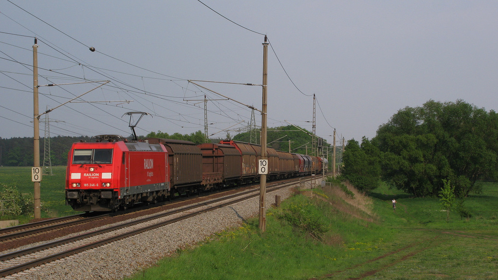 Nach einem heftigen Schauer rauschte 185 246-6 mit einem gemischten G�terzug Richtung Saarmund durch Nudow. 29.04.2011