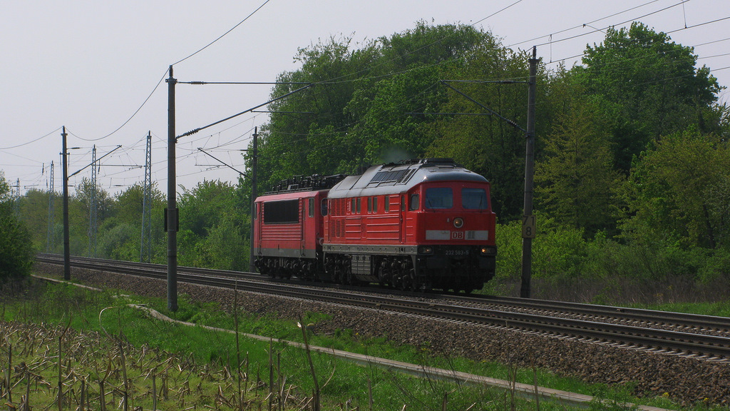 Nach einem kurzen Halt in Satzkorn durften 232 583-5 und 155 262-9 Richtung Priort auf dem Gegengleis weiter fahren. Unterwegs wurden sie von einer RB �berholt. 29.04.2011