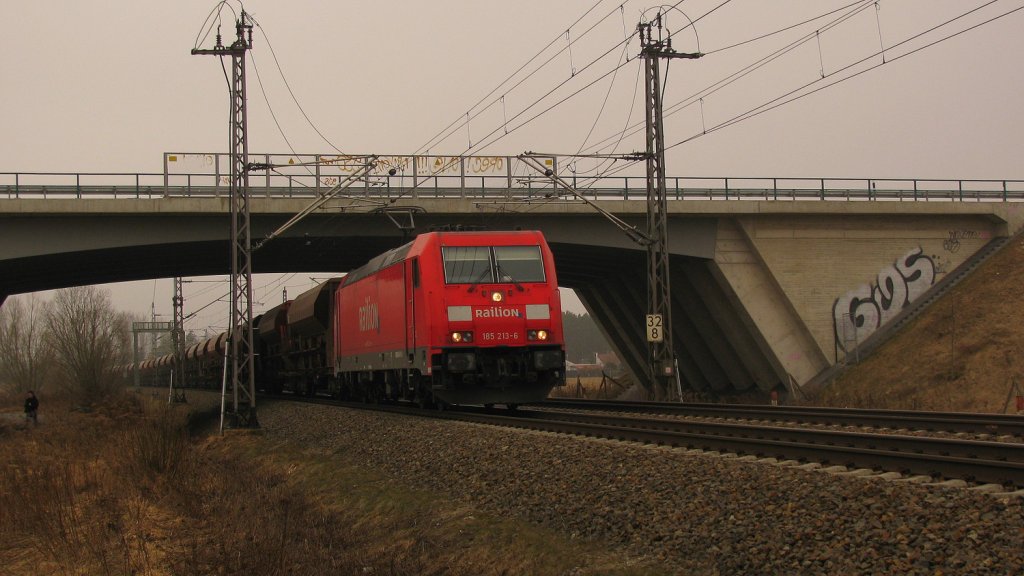 Nach einem kurzen Sprint von der Br�cke zu dieser Stelle kam direkt dem Dampfer entgegen um 10:26 die 185 213-6 mit 2500 to am Harken als CFN 62188 durch Trebbin am 05.03.2011.