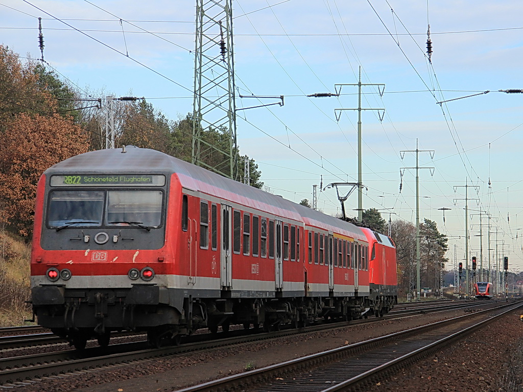 Nachschuss der RB 22 (RB 28818) mit 182 013-3 bei Probefahrten am 25. November 2011 auf der Regionalbahnstrecke Potsdam – Berlin Sch�nefeld Flughafen mit 2 By-Wagen auf dem s�dlichen Berliner Au�enring bei Diedersdorf. Im Hintergrund der Triebwagen der BR 646 Stadler GTW nach Potsdam. 
