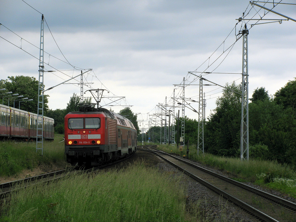 N�chste Station in Blankenfelde. Unser erstes Motiv bei ganz tollem Wetter war die 114 024-3 mit ihrem RE 3 nach W�nsdorf - Waldstadt. 12.06.2010