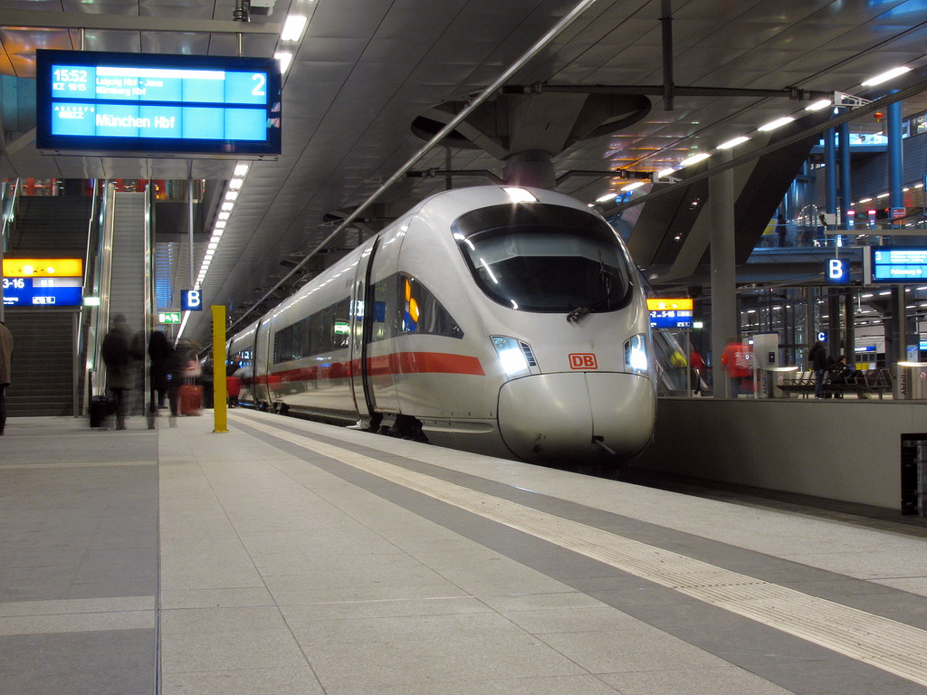 Neben den ganzen Highlights am 13.02.2010 gab es auch  normales  wie diesen ICE nach M�nchen. Zu beachten war, dass die ICE&acute;s aus M�nchen an diesem Tag zum Teil 15 Minuten zu fr�h in Berlin waren!